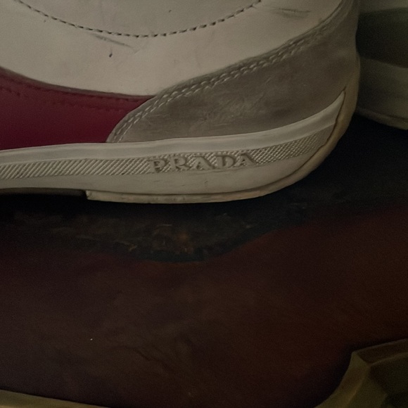 Prada - Picture 2 of 4